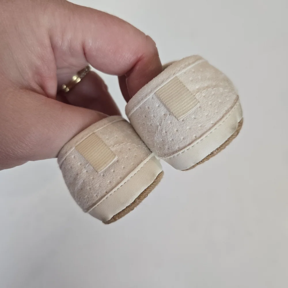 Old Navy White Baby Sneakers Crib Shoes 3-6m